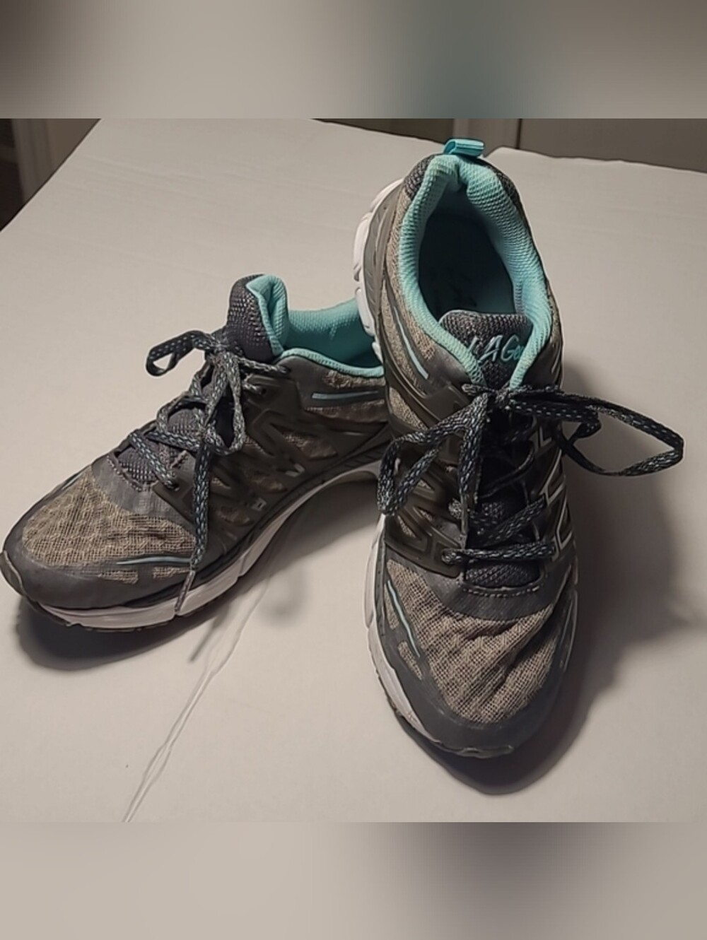 LA Gear Womens 9 Lightweight ultra foam gray and teal athletic shoes